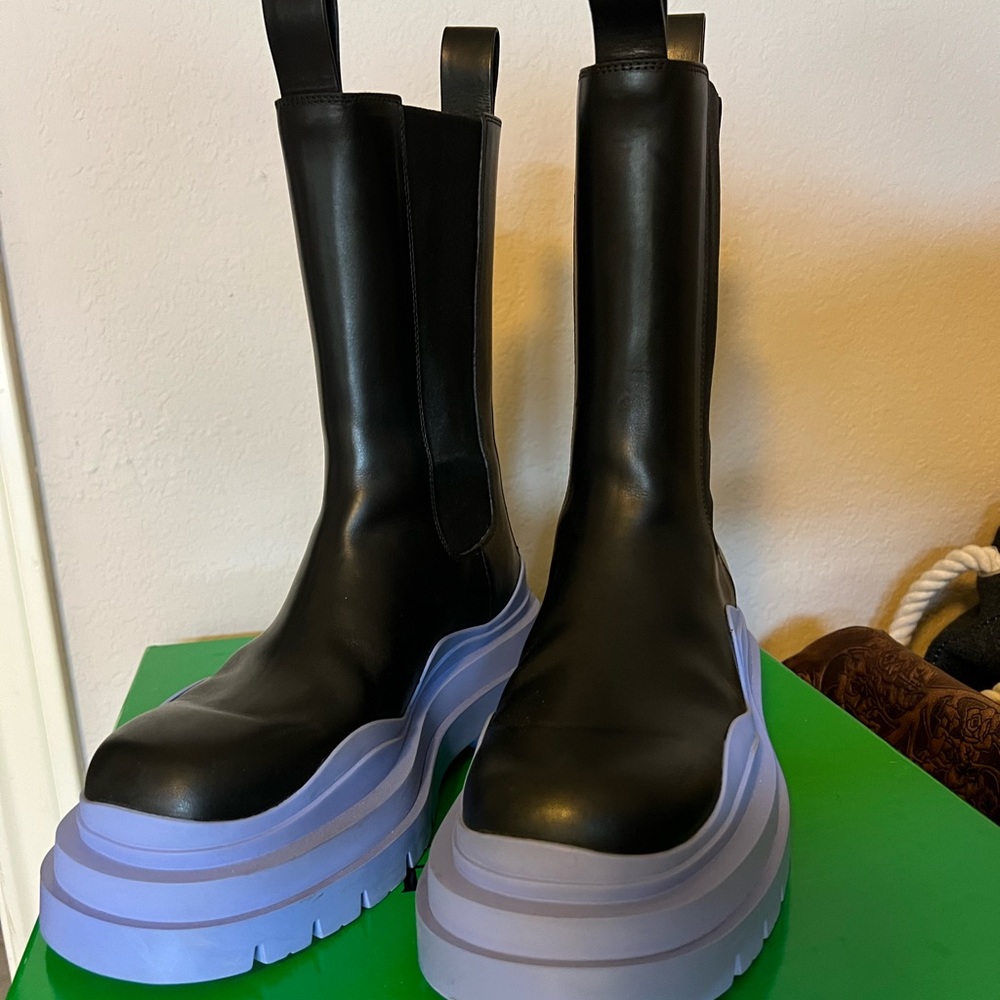 Bottega Veneta Tire Boots in periwinkle, sz 38